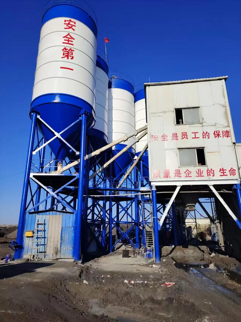 雙鴨山眾砼攪拌站 四個300噸水泥罐油漆翻新圓滿完成，助力粉磨水泥綠色發展